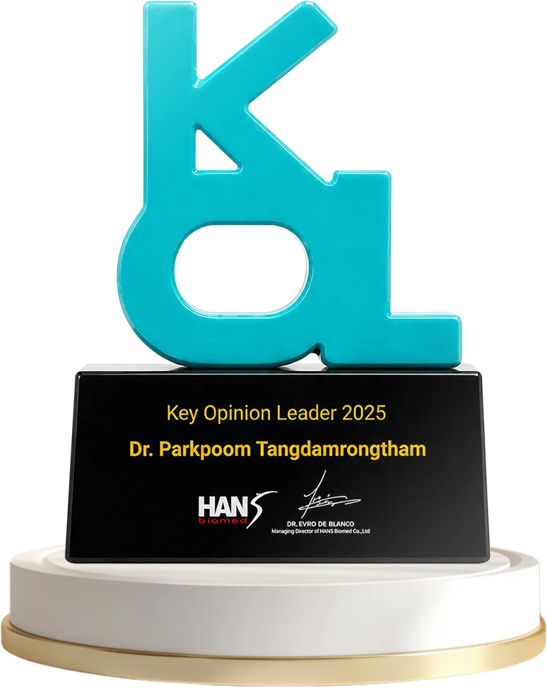 ถ้วยรางวัล Key Opinion Leader (KOL) 2025 ด้านร้อยไหม MINT ของหมอเก่ง นพ.ภาคภูมิ ตั้งดำรงธรรม